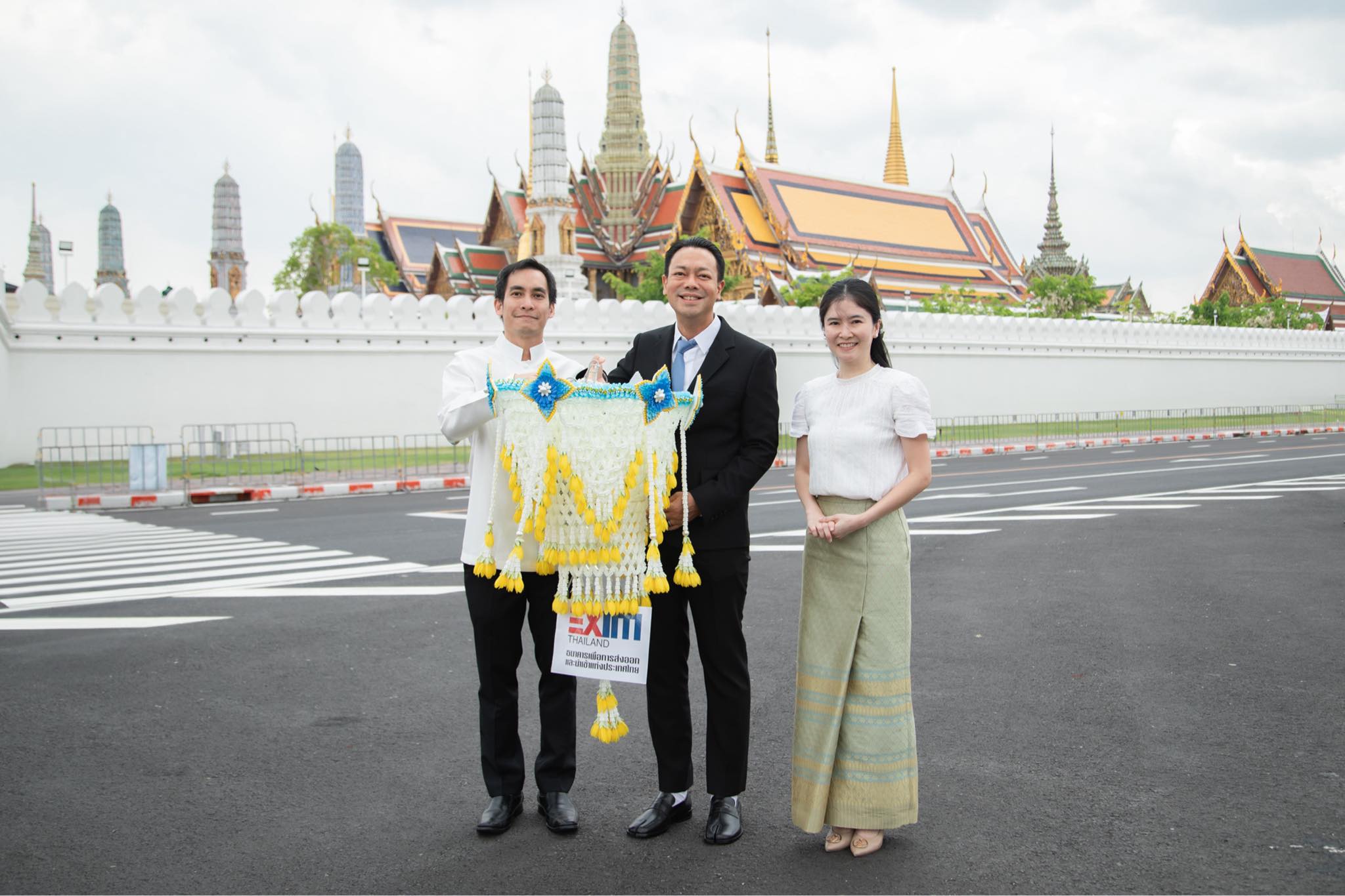 EXIM Thailand Presents Lantern with Emblem as Buddhist Offering for Royal Merit-Making Ceremony in Observance of Visakha Bucha Day