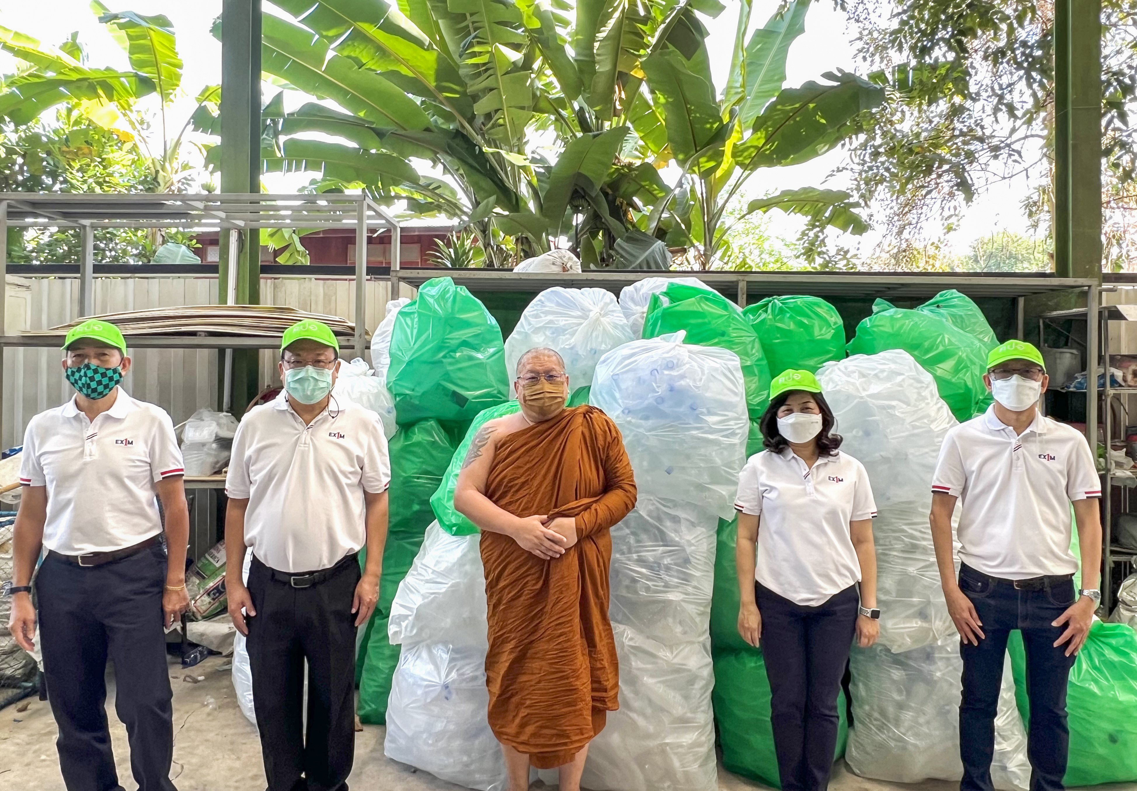 EXIM Thailand Delivers Used Plastic Bottles to Chak Daeng Temple in Samut Prakan  For the Recycling Process and Buddhist Monk’s Robe Making