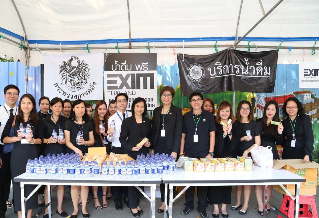 EXIM Thailand Joins Ministry of Finance to Distribute Free Water and Snacks to People Paying Respects to His Majesty the Late King