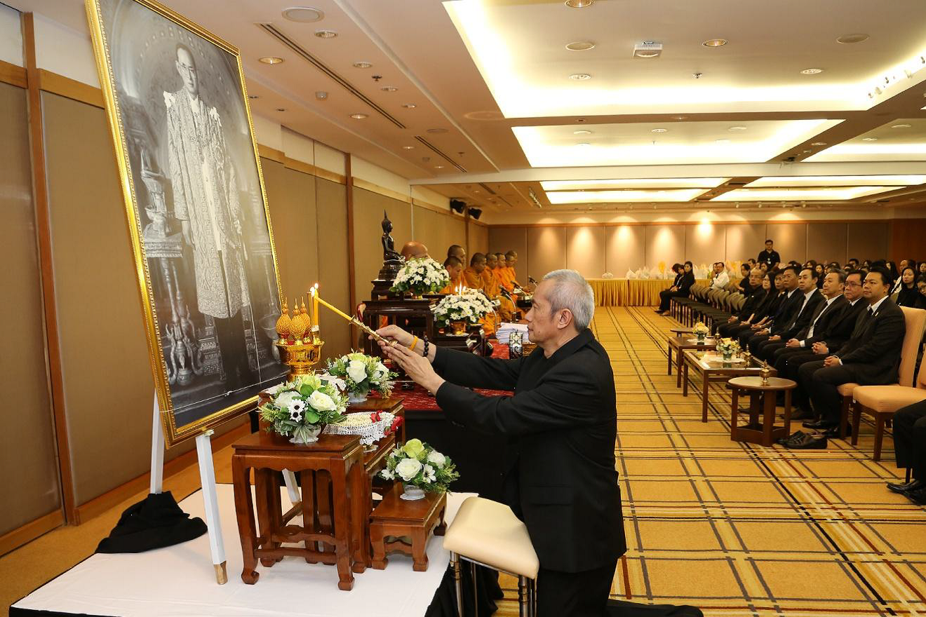 EXIM Thailand Holds a Merit-making Ceremony to Mark the 100th Day of Mourning for His Majesty the Late King Bhumibol Adulyadej