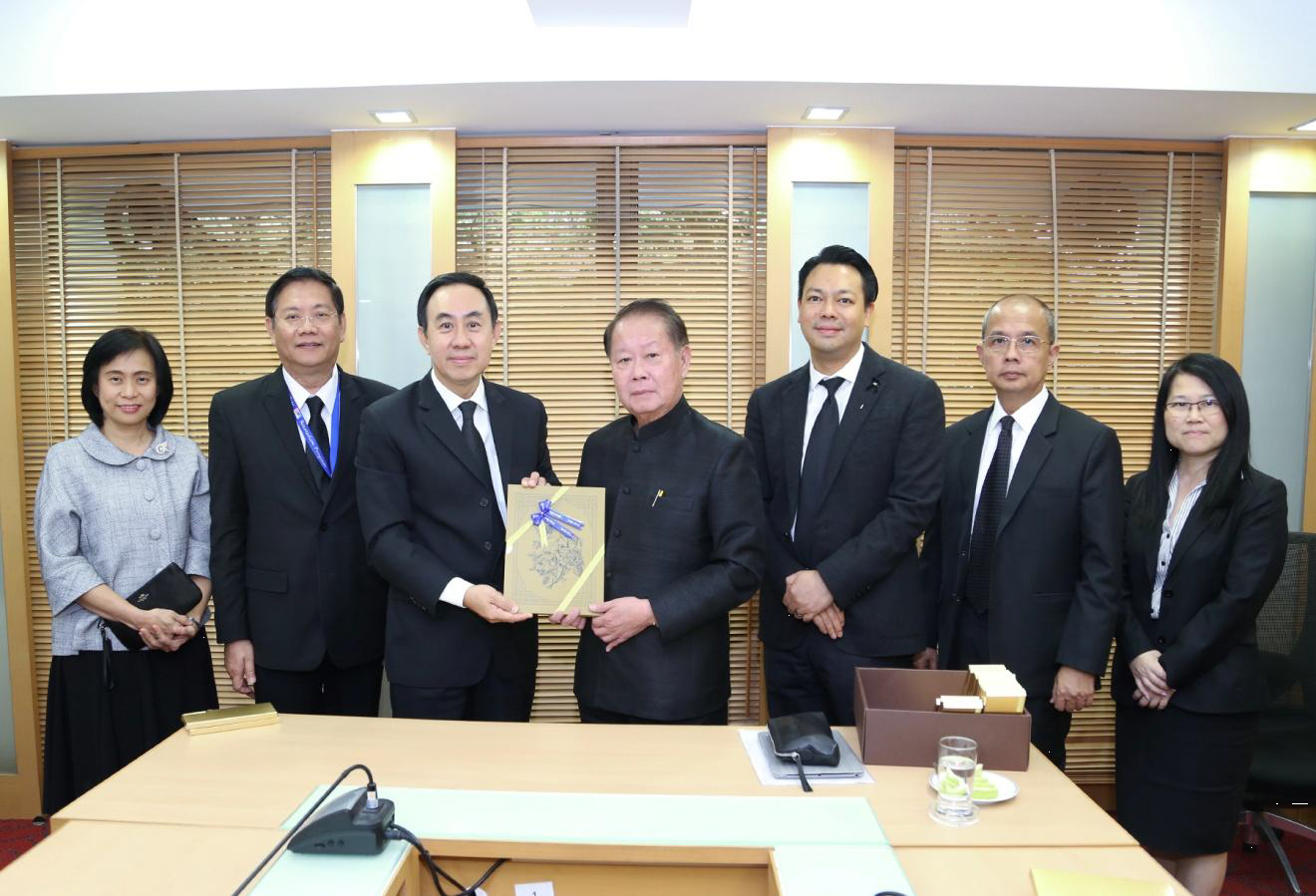 EXIM Thailand Visits Deputy Minister of Finance to Extend New Year 2017 Greetings