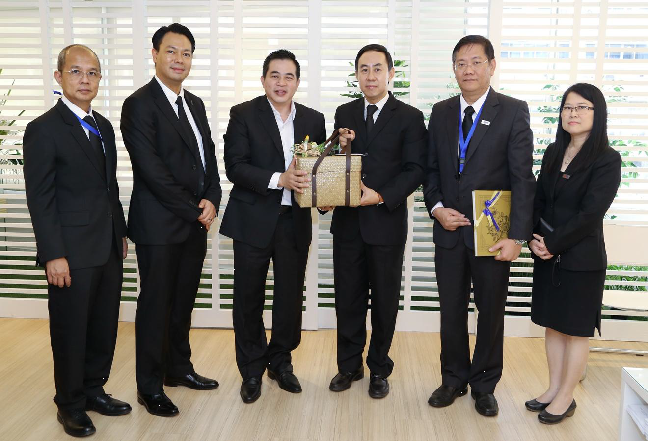 EXIM Thailand Visits Ministry of Finance to Extend New Year 2017 Greetings